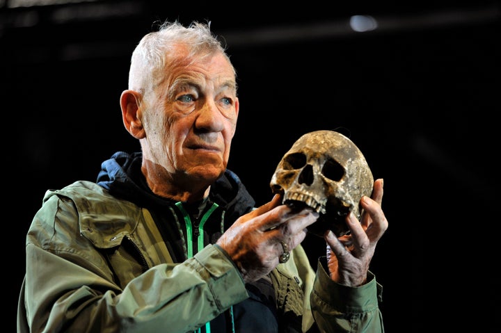 Ian McKellen interpreta Hamlet em uma produção de Londres de 2021. Ele se retirou de uma turnê de sua peça de teatro "Jogadores Reis" depois de cair do palco durante uma apresentação no mês passado.