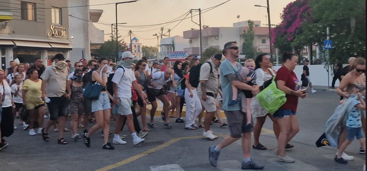 Πλησιάζει στο χωριό η φωτιά - Εκκενώνεται η Καρδάμαινα