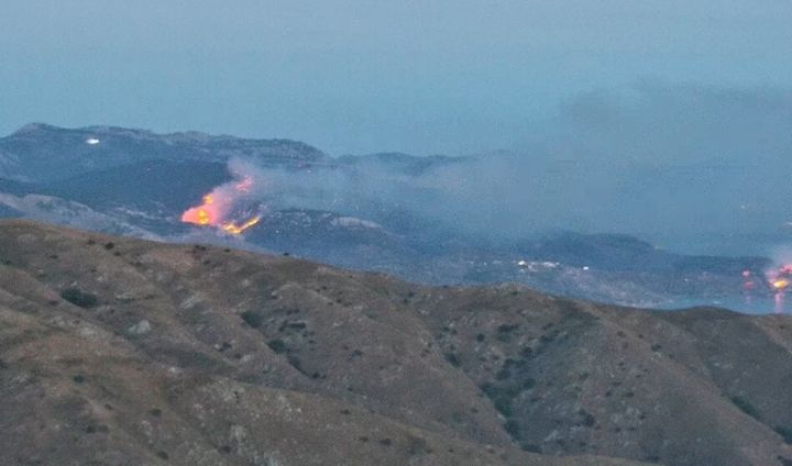 Ολονύχτια μάχη με τις φλόγες για να τεθεί υπό έλεγχο το πύρινο μέτωπο της δυτικής Χίου