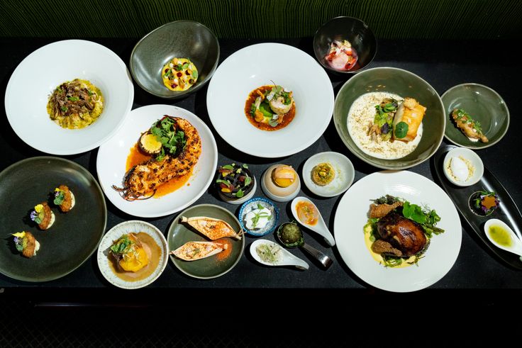 Una foto muestra una variedad de platos creados por Portela y otros chefs en la Cena Iconoclasta en la ciudad de Nueva York.