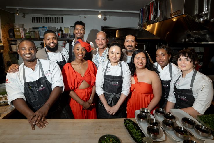 El fundador de Iconoclast Dinner, el Dr. Lezli Levene Harvell (primera fila, segundo desde la izquierda) aparece con Portela y sus compañeros de 2024 en una foto grupal en el evento.