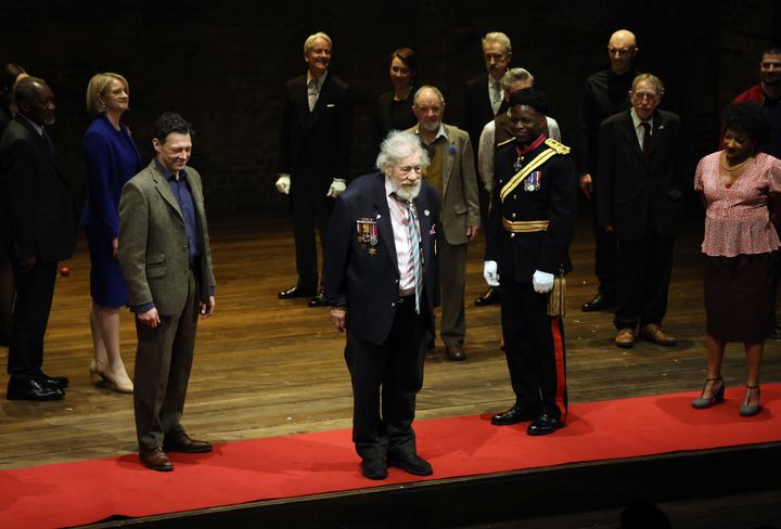Ο Ιαν ΜακΚέλεν υποκλίνεται μετά το τέλος παράστασης του "Player Kings" για τους δημοσιογράφους στο θέατρο Noel Coward στις 11 Απριλίου 2024. 