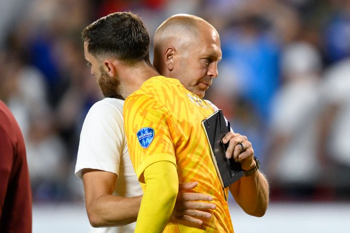 USA-Trainer Gregg Berhalter und Torwart Matt Turner nach einer 0:1-Niederlage gegen Uruguay.