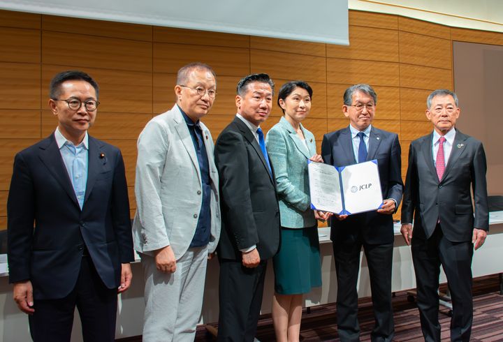 「日本気候リーダーズ・パートナーシップ（JCLP）」は気候変動対策に関する提言を超党派の「カーボンニュートラル」議連に手渡した。