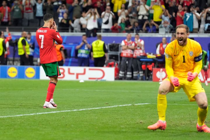 Ο Πορτογάλος Κριστιάνο Ρονάλντο αντιδρά αφού απέτυχε να σκοράρει με πέναλτι κατά τη διάρκεια του αγώνα της φάσης των "16" μεταξύ της Πορτογαλίας και της Σλοβενίας στο τουρνουά ποδοσφαίρου Euro 2024 στη Φρανκφούρτη της Γερμανίας, Δευτέρα 1 Ιουλίου 2024. (AP Photo/Ariel Schalit)