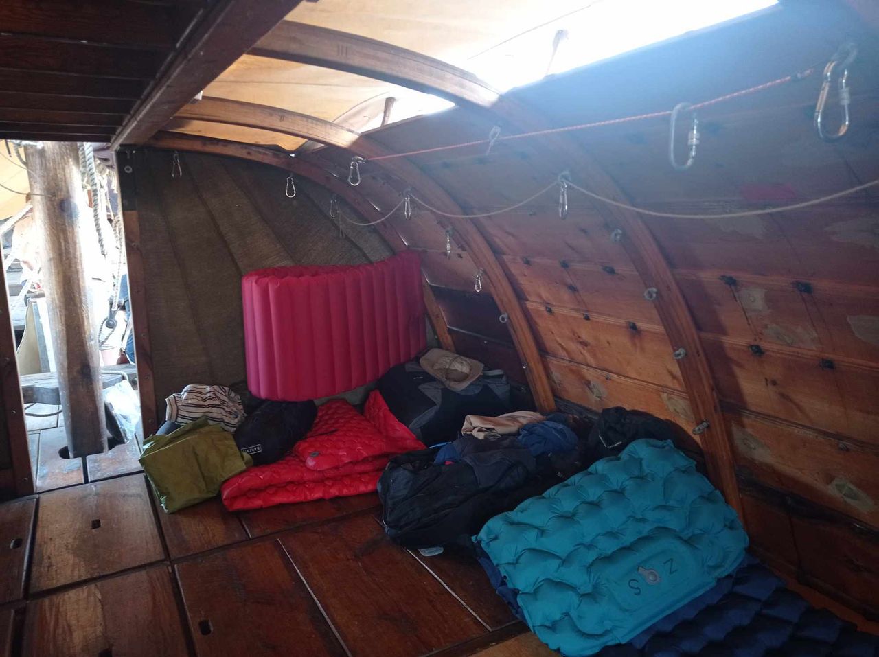 Εικόνα από το εσωτερικό του σκάφους- κάποιοι προτιμούν βέβαια να κοιμούνται έξω, κάτω από τα άστρα