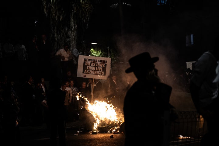 "Καλύτερα να πεθάνουμε ως Εβαίοι παρά να ζήσουμε ως σιωνιστές" γράφει ένα από τα πλακάτ των Χαρεντίμ σε συγκέντρωση διαμαρτυρίας στην Ιερουσαλήμ στις 30 Ιουνίου 