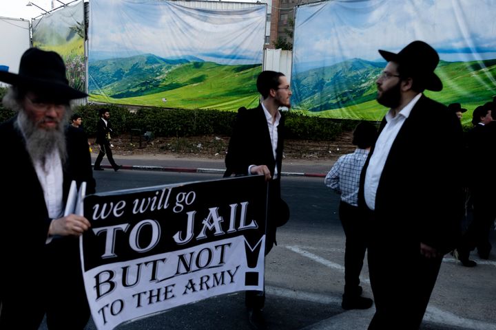 "Θα πάμε φυλακή αλλά όχι στρατό" γράφει το πλακάτ μελών της κοινότητας Χαρεντίμ που μετείχαν σε συγκέντρωση διαμαρτυρίας στην Ιεροσαλήμ