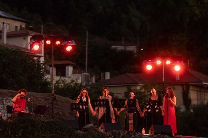 Ο Adam Semijalac, συνθέτης και ερμηνευτής από το Ζάγκρεμπ της Κροατίας, ανέβηκε στη σκηνή μαζί με την πενταμελή γυναικεία χορωδία Fige.