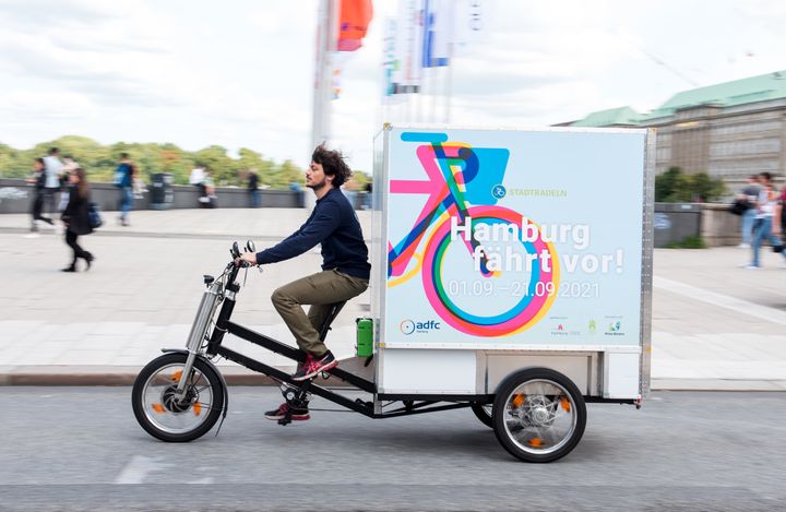 Φώτο Αρχείου: 24 Αυγούστου 2021, Αμβούργο Γερμανία. Ένα e-cargo ποδήλατο κυκλοφορεί στο κέντρο της πόλης με το σλόγκαν "Hamburg fährt vor" (Το Αμβούργο προχωρά μπροστα).
