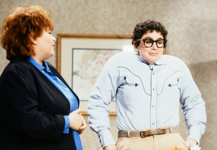 Roseanne Barr aparece ao lado de Julia Sweeney como Pat durante um esquete de 1991 em "Sábado à noite ao vivo." Sweeney relembrou o legado de sua personagem em uma nova entrevista para a People.