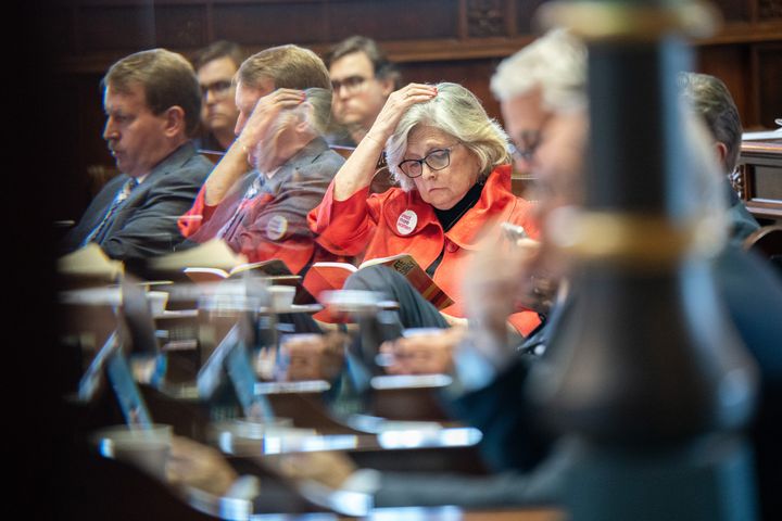 COLUMBIA, SOUTH CAROLINA – 23. MAI: Die republikanische Senatorin Katrina Shealy liest das Buch "Ejakulieren Sie verantwortungsbewusst" Während der Debatte und bevor der Senat am 23. Mai 2023 in Columbia, South Carolina, ein Abtreibungsverbot nach sechs Wochen Schwangerschaft verabschiedete.  Eine überparteiliche Gruppe von fünf Frauen, darunter Shelley, führte eine Filibuster-Kampagne an, die das Gesetz jedoch nicht blockieren konnte.  (Foto von: Sean Rayford/Getty Images)