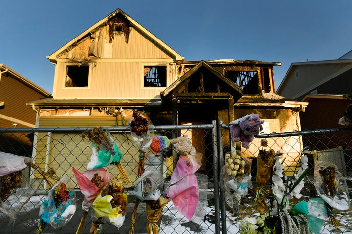 Das Haus, in dem fünf senegalesische Einwanderer bei einem Brand ums Leben kamen, ist umgeben von Vintage-Blumensträußen, Stofftieren und anderen Erinnerungen, 27. Januar 2021 in Denver.