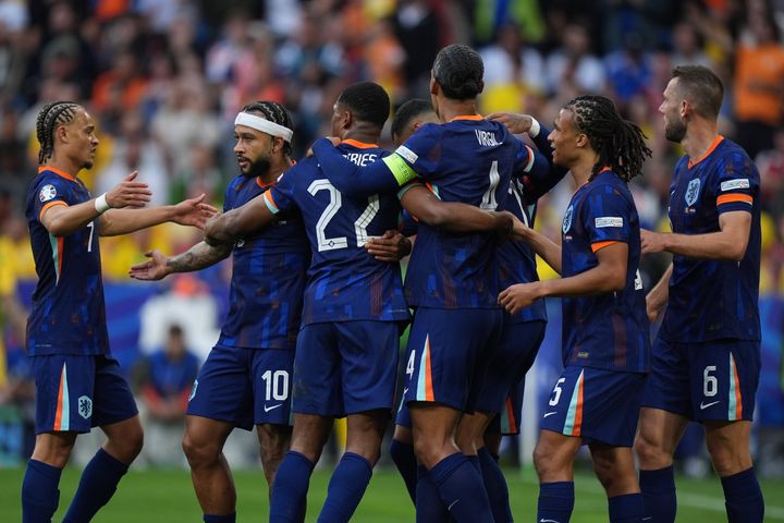 Οι παίκτες της Ολλανδίας πανηγυρίζουν την πρόκριση στους «8» του Euro 2024, στην Allianz Arena του Μονάχου.