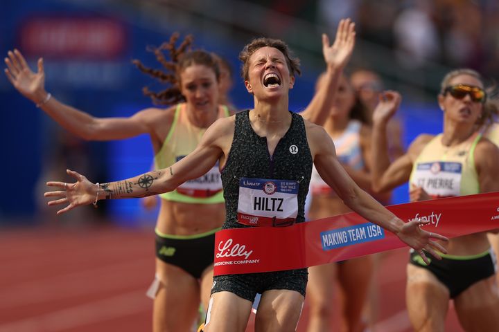 選考会の女子1500メートル決勝でフィニッシュラインを通過して喜ぶニッキー・ヒルツ選手（2024年6月30日）