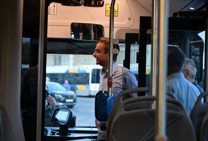 O K.Μητσοτάκης σε λεωφορείο συνομιλεί με οδηγό. Επίσκεψη του πρωθυπουργού στο αμαξοστάσιο του ΟΣΥ στην περιοχή του Ρέντη.