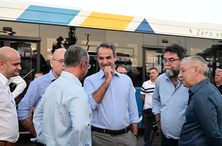 Ο Κ. Μητσοτάκης στο αμαξοστάσιο του ΟΣΥ στον Ρέντη μαζί με τον υπουργό Υποδομών Χρήστο Σταϊκούρα και τον υφυπουργό, αρμόδιο για θέματα Μεταφορών, Βασίλη Οικονόμου.
