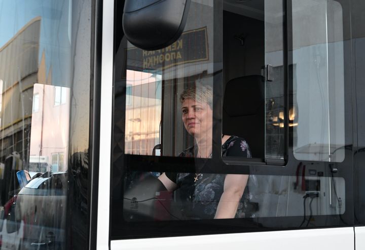 Οδηγός λεωφορείου στο αμαξοστάσιο του ΟΣΥ στον Ρέντη που επισκέφθηκε νωρίς το πρωί της Τετάρτης ο πρωθυπουργός