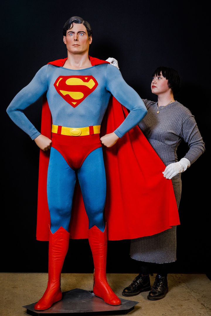 Η στολή του Κρίστοφερ Ριβ από την ταινία Superman σε δημοπρασία από το Propstore’s Entertainment Memorabilia το φθινόπωρο του 2022.