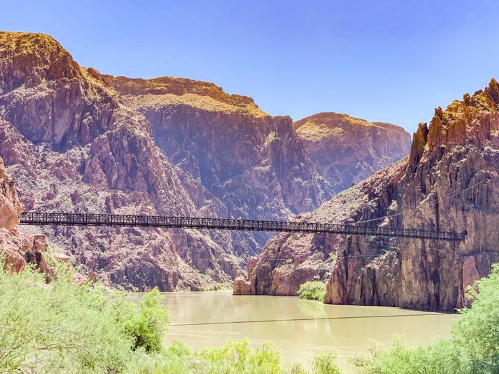 Der Colorado River kann vom South Kaibab Trail am Südrand des Grand Canyon in Arizona aus gesehen werden.