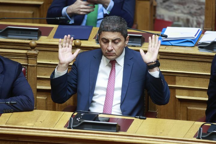 Ο Λευτέρης Αυγενάκης στα έδρανα της Βουλής.