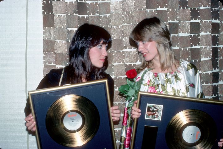 Ann Wilson και Nancy Wilson του συγκροτήματος "Heart" ποζάρουν για ένα πορτρέτο κρατώντας χρυσούς δίσκους που τους απονεμήθηκαν από την RIAA για το ορόσημο στις πωλήσεις του δεύτερου άλμπουμ τους "Little Queen" που κυκλοφόρησε τον Μάιο του 1977.