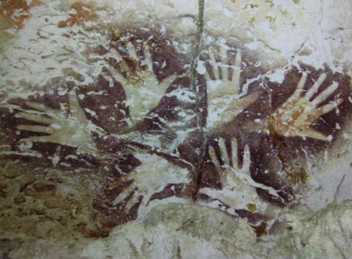 Δείγματα ανθρώπινων χεριών, που ανακαλύφθηκαν σε σπηλιές κρυμμένες σε μια απομακρυσμένη ορεινή περιοχή στη χερσόνησο Sangkulirang-Mangkalihat, φαίνονται στο Ανατολικό Καλιμαντάν της Ινδονησίας στις 08 Νοεμβρίου 2018 στο Καλιμαντάν.