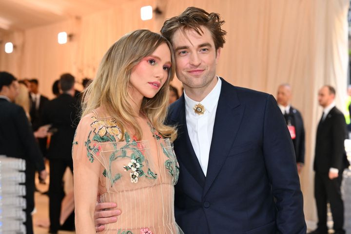 Robert Pattinson dan Suki Waterhouse mulai berkencan pada tahun 2018 dan bertunangan pada bulan Desember 2023. 