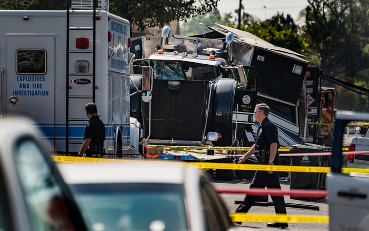 Polizeibeamte gehen am 1. Juli 2021 an den Überresten eines gepanzerten LAPD-Anhängers vorbei, nachdem illegal beschlagnahmte Feuerwerkskörper in einem Haus im Süden von Los Angeles explodiert waren.