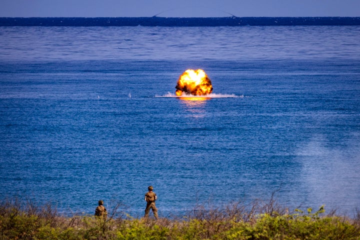 Eine Rakete trifft ein Ziel auf See im Rahmen gemeinsamer US-philippinischer Militärübungen am 6. Mai 2024 in Laoag, Philippinen.  Die Philippinen und die Vereinigten Staaten haben mit Übungen begonnen, die sich über die philippinischen Hoheitsgewässer hinaus bis in das umstrittene Südchinesische Meer erstrecken, nachdem die Philippinen China beschuldigt hatten, seine Schiffe in der Nähe der umstrittenen Scarborough-Inseln angegriffen zu haben.