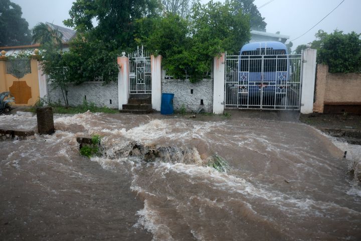 2024 年 7 月 3 日，飓风贝丽尔经过牙买加金斯敦地区，洪水涌上街头。