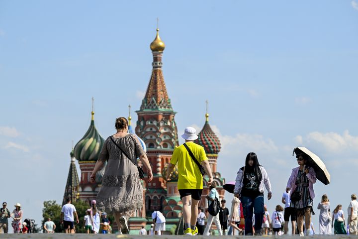 Διαβάτες στην Κόκκινη Πλατεία της Μόσχας με τον υδράργυρο στα ύψη (2 Ιουλίου 2024)