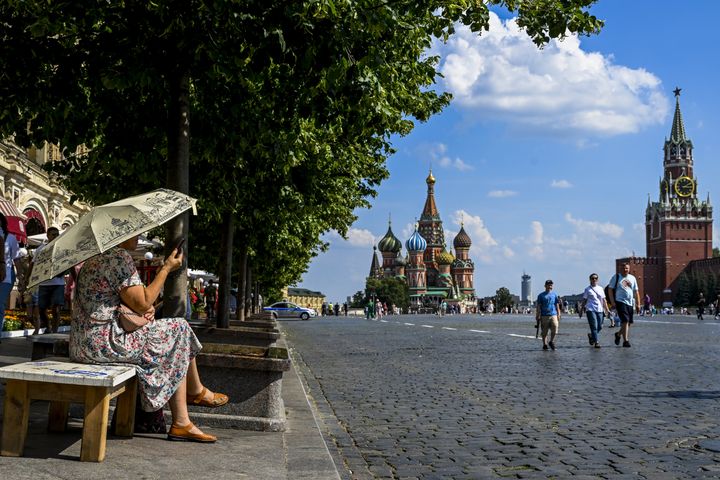 Κάτοικοι της Μόσχας στην Κόκκινη Πλατεία εν μέσω καύσωνα (2 Ιουλίου 2024)