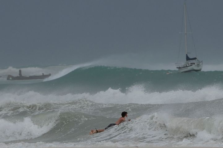 Ένας σέρφερ στα κύματα στον κόλπο Carlisle καθώς ο τυφώνας Beryl περνά από το Bridgetown, Μπαρμπάντος, 1 Ιουλίου 2024. (AP Photo/Ricardo Mazalan)