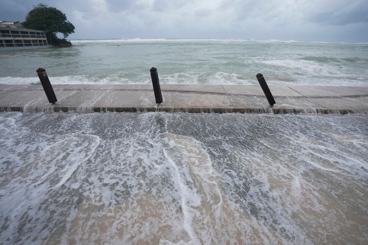 Η θάλασσα πλημμυρίζει το δρόμο αφού ο τυφώνας Beryl πέρασε από το St. Lawrence, Μπαρμπάντος, 1 Ιουλίου 2024. (AP Photo/Ricardo Mazalan)