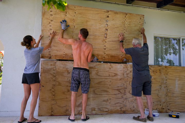 Οι κάτοικοι καλύπτουν τα παράθυρα του σπιτιού τους, καθώς προτοιμάζονται για την άφιξη του τυφώνα Beryl στο Bridgetown, Μπαρμπάντος, 30 Ιουνίου 2024. (AP Photo/Ramon Espinosa, File)