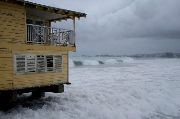 Κύματα χτυπούν μια προβλήτα κατά το πέρασμα του τυφώνα Beryl στο Bridgetown, Μπαρμπάντος, 1 Ιουλίου 2024. (AP Photo/Ricardo Mazalan)