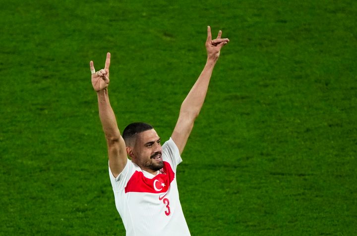 Ο Τούρκος Merih Demiral πανηγυρίζει αφού πέτυχε το δεύτερο γκολ της ομάδας του κατά τη διάρκεια του αγώνα της 16ης αγωνιστικής μεταξύ της Αυστρίας και της Τουρκίας στο τουρνουά ποδοσφαίρου Euro 2024 στη Λειψία της Γερμανίας, Τρίτη 2 Ιουλίου 2024. Η UEFA ξεκίνησε έρευνα για την "φερόμενη ανάρμοστη συμπεριφορά" του Τούρκου ποδοσφαιριστή Merih Demiral, αφού πανηγύρισε ένα γκολ στο Euro 2024 επιδεικνύοντας ένα σήμα με το χέρι που σχετίζεται με μια υπερεθνικιστική ομάδα. (AP Photo/Ebrahim Noroozi)