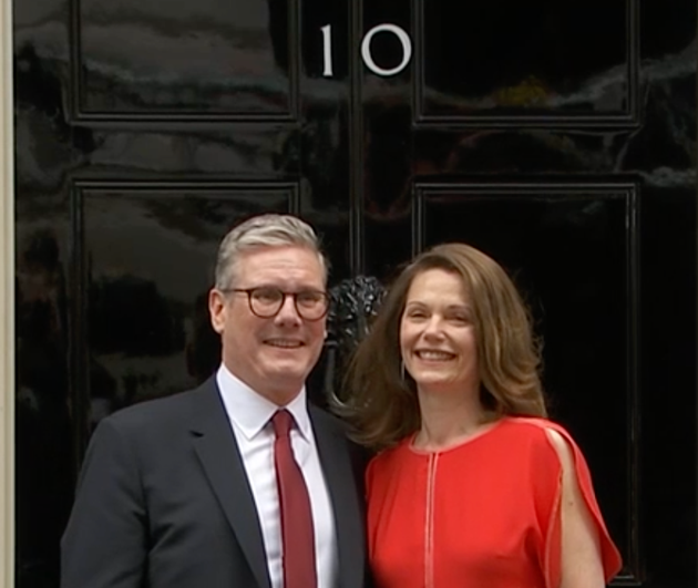 Keir Starmer and his wife Victoria outside No10.