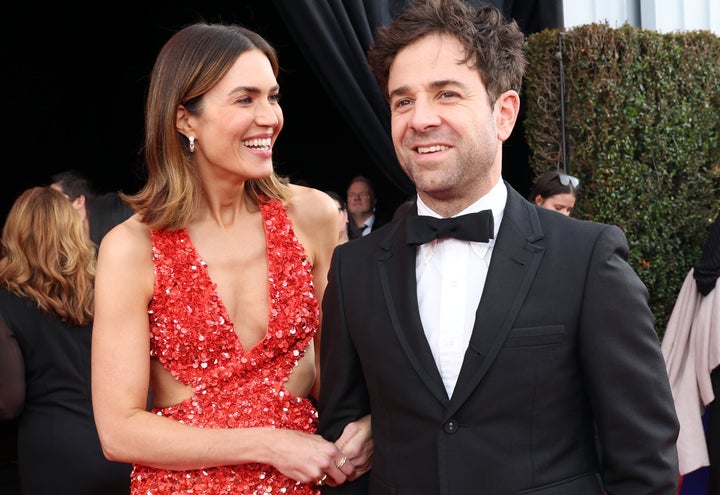 "Inilah kita" Bintang Mandy Moore, yang sebelumnya menikah dengan penyanyi Ryan Adams, menikahi Taylor Goldsmith, penyanyi utama band Dawes, pada tahun 2018.