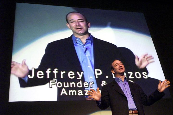 Amazonの日本語版サイトを立ち上げて、東京で記者会見するジェフ・ベゾス氏（2000年11月1日）