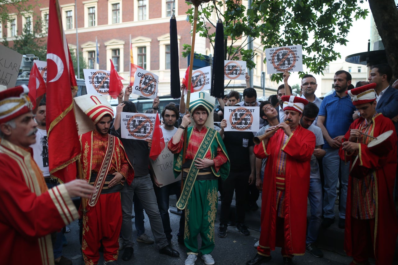 Μέλη της ανεπίσημης πτέρυγας νεολαίας του Κόμματος Εθνικιστικού Κινήματος της Τουρκίας, "Ulku Ocaklari (Ιδεαλιστικές Εστίες) - Γκρίζοι Λύκοι", κρατούν πανό που αναγράφουν "Γενοκτονική φασιστική Γερμανία" και "Το μεγαλύτερο ψέμα των 100 ετών είναι η Αρμενική Γενοκτονία