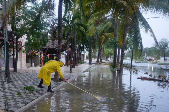 Ein Mann reinigt einen Abfluss nach dem Hurrikan Beryl in Tulum, Mexiko, Freitag, 5. Juli 2024. (AP Photo/Fernando Llano)