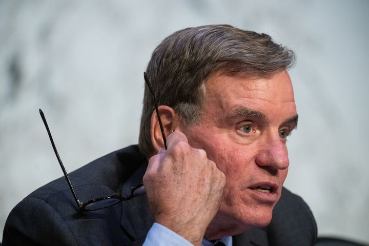 Berichten zufolge versuchte Senator Mark Warner, ein privates Treffen mit einigen demokratischen Senatoren zu arrangieren, um Bidens weiteren Weg zu besprechen.  (Bill Clark/CQ-Roll Call, Inc über Getty Images)