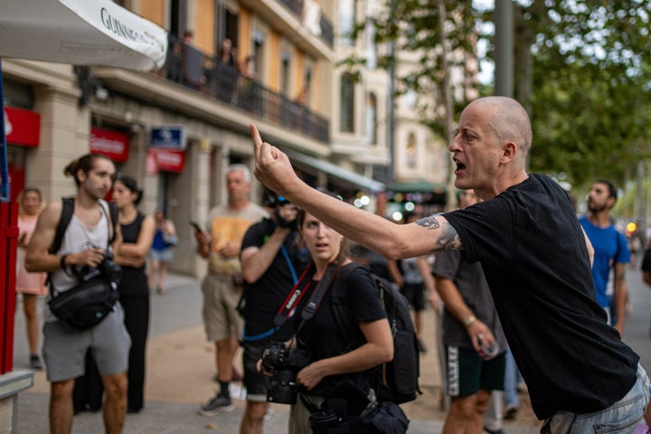 Βαρκελώνη, Σάββατο 6 Ιουλίου 2024 - Μια όχι και τόσο ευγενική χειρονομία ενός διαμαρτυρόμενου προς τους ξένους επισκέπτες.