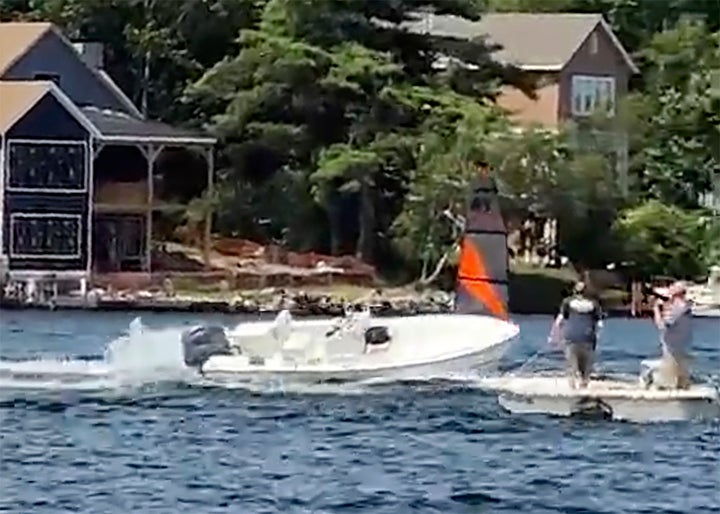 In einem Standbild aus einem von Rich Bono bereitgestellten Video ist zu sehen, wie ein leeres Fluchtboot am Mittwoch, dem 3. Juli 2024, in der Smith Bay am Lake Winnipesaukee vor Guilford, New Hampshire, im Kreis fährt.  Das leere Fluchtboot wurde sicher von einem Teenager gestoppt, der an Bord eines persönlichen Wasserfahrzeugs sprang.  (Rich Bono über Associated Press)