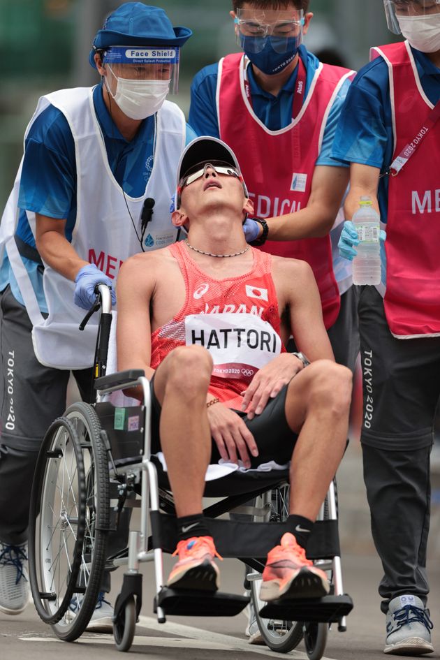 東京五輪陸上男子マラソンでゴール後、車いすで運ばれる服部勇馬選手＝2021年、北海道札幌市［代表撮影］