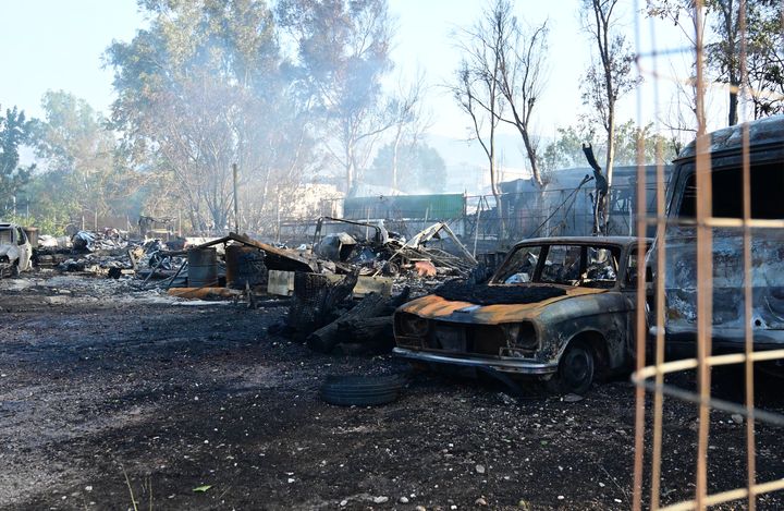 Καμμένα οχήματα σε εξωτερικό χώρο εργοστασίου