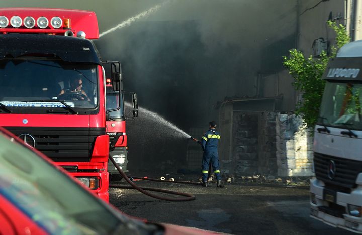 Προσπάθειες κατάσβεσης φωτιάς σε εργοστάσιο