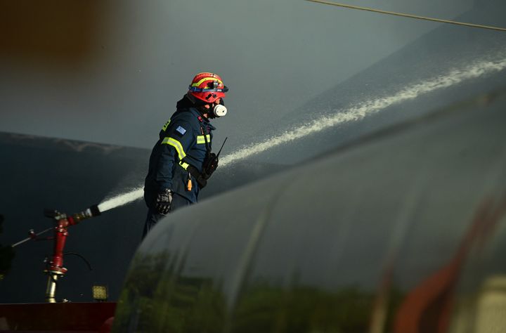 Προσπάθειες κατάσβεσης φωτιάς σε εργοστάσιο